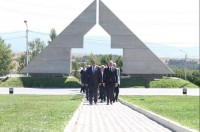 რუსლან აბაშიძემ აგვისტოს ომში დაღუპული გმირების ხსოვნას პატივი მიაგო