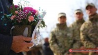 დაღუპული ჯარისკაცების დედებს 3 მარტი შვილის მეგობრებმა მიულოცეს