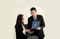 გიორგი გახარიამ იტალიის ტრენტოს უნივერსიტეტის და ცინცინატის უნივერსიტეტის მაგისტრს სამინისტროში სტაჟირების წარმატებით დასრულების სერტიფიკატი გადასცა