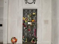 ელვის პრესლის სარკოფაგი აუქციონზე იყიდება 