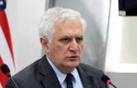 ამირან გამყრელიძე შეხვედრის დროს გადაკოცნისგან თავის შეკავებას გვირჩევს
