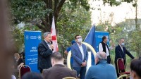 რესან კონცელიძე და ტიტე აროშიძე ბათუმში აღმაშენებლის ქუჩის მოსახლეობას შეხვდნენ