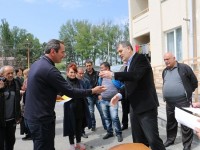 სოზარ სუბარმა გორში დევნილ ოჯახებს ბინების გასაღებები გადასცა
