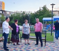ლევან დავითაშვილი ისნის რაიონში სკვერების გახსნის ღონისძიებას დაესწრო