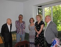 ვახტანგ ყოლბაიამ აფხაზეთიდან დევნილ მხატვარ რამინ აფაქიძეს 80 წლის იუბილე მიულოცა