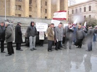 "ატსტუპნიკები" ბინების საკუთრებაში უპირობოდ გადაცემას ითხოვენ