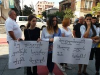 "მეუფეო შეწყვიტე დუმილი" - ამ ლოზუნგით ბათუმისა და ლაზეთის მიტროპოლიტის რეზიდენციასთან დეკანოზ გიორგი მამალაძის ოჯახის წევრები აქციას მართავენ