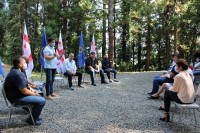პარლამენტის თავმჯდომარე არჩილ თალაკვაძე და ,,ქართული ოცნების“ მაჟორიტარობის კანდიდატი ვასილ ჩიგოგიძე ჩოხატაურში ახალგაზრდებს შეხვდნენ