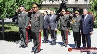 აზერბაიჯანის თავდაცვის მინისტრმა გმირთა მემორიალი გვირგვინით შეამკო
