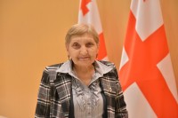 დეპუტატებმა საორგანიზაციო დეპარტამენტის უფროსს, ეთერ სვიანაიძეს პარლამენტში მოღვაწეობის 50 წლის იუბილე მიულოცეს