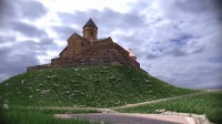 გერგეტის სამების სტუმრები ეკლესიამდე განახლებული და კომფორტული გზით იმგზავრებენ