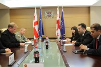 დიმიტრი შაშკინი აშშ-ის ევროპის სარდალ კონტრადმირალ მარკ მონტგომერს შეხვდა