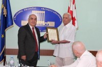 ვახტანგ ყოლბაიამ საზოგადო მოღვაწეს რამინ აბლოთიას 80 წლის იუბილესთან დაკავშირებით სიგელი გადასცა
