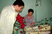 ზაზა გაბუნიამ ახალშობილის ოჯახს მარიამობის დღესასწაული სამშობიაროში მიულოცა