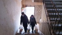 საკრებულოს დეპუტატ ლევან დავითაშვილის ინიციატივით ისნის რაიონში მცხოვრებ100 ოჯახს საახალწლო ნობათი გადაეცა