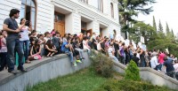 თბილისის სხვადასხვა ადგილიდან სტუდენტები საპროტესტო მსვლელობისთვის ემზადებიან