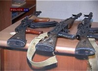 მოქალაქეებმა პოლიციას რვა ერთეული ავტომატური ცეცხსასროლი იარაღი ჩააბარეს მოქალაქეებმა პოლიციას რვა ერთეული ავტომატური ცეცხსასროლი იარაღი ჩააბარეს