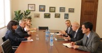 ვახტანგ ყოლბაია პარლამენტის საგარეო ურთიერთობათა კომიტეტის თავმჯდომარე სოფიო ქაცარავას და პარლამენტის თავმჯდომარის მოადგილე გიორგი ვოლსკის შეხვდა