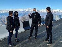 გოჩა ენუქიძე მრავალძლის წმინდა გიორგის ტაძრამდე მისასვლელ გზაზე, ასფალტ-ბეტონის საფარის მოწყობის სამუშაოებს გაეცნო