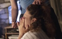 მცირეწლოვანი შვილის თანდასწრებით ოჯახში ძალადობისთვის ერთი პირი დააკავეს