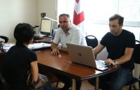 დევნილთა მინისტრის მოადგილეები ქუთაისის ბინების განაწილებასთან დაკავშირებით დევნილებთან შეხვედრებს მართავენ