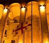 სოხუმის დაცემის დღესთან დაკავშირებით, საქართველოს პარლამენტის შენობის ფასადზე სახელმწიფო დროშა დაუშვეს
