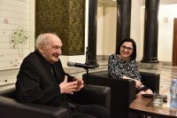 პარლამენტმა ოლიმპიადებსა და კონკურსებში გამარჯვებულ ბავშვებთან ერთად, ქართველ მწერალს, გურამ დოჩანაშვილს უმასპინძლა