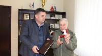 დავით შერაზადიშვილმა ისტორიკოს ზურაბ ერისთავს ბოლნისის საპატიო მოქალაქის ჯილდო გადასცა დავით შერაზადიშვილმა ისტორიკოს ზურაბ ერისთავს ბოლნისის საპატიო მოქალაქის ჯილდო გადასცა
