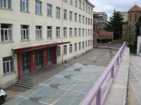 პირველი ექსპერიმენტული სკოლის სახურავიდან მე-6 კლასელი გადმოვარდა