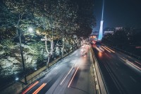კოსტავას ქუჩაზე კლდე მხატვრულად განათდა კოსტავას ქუჩაზე კლდე მხატვრულად განათდა