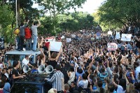 სპორტსმენები უნივერსიტეტის პირველი კორპუსისკენ მსვლელობას აწყობენ