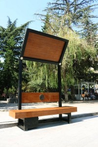 ბუკიას ბაღში ტელეფონის დამტენის ფუნქციით აღჭურვილი სკამი დამონტაჟდა