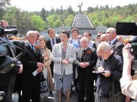 „დემოკრატიული მოძრაობისა“ და „სახალხო კრების“ წევრებმა უცნობი ჯარისკაცის საფლავი გვირგვინით შეამკეს