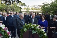 გიორგი ვოლსკიმ და საპარლამენტო უმრავლესობის წევრებმა ტერიტორიული მთლიანობისთვის დაღუპულ გმირთა მემორიალი გვირგვინით შეამკეს გიორგი ვოლსკიმ და საპარლამენტო უმრავლესობის წევრებმა ტერიტორიული მთლიანობისთვის დაღუპულ გმირთა მემორიალი გვირგვინით შეამკეს