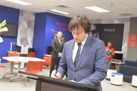 ირაკლი კობახიძემ სენატორ მაკკეინის გარდაცვალებასთან დაკავშირებით, აშშ-ის საელჩოში გახსნილ სამძიმრის წიგნში ჩანაწერი გააკეთა