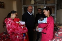 ქარელის გამგებელმა სამშობიაროში მყოფ დედებს დედის დღე მიულოცა
