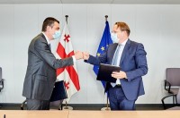 პრემიერმა და ევროკომისარმა ვარჰეიმ 129 მილიონი ევროს მოცულობის საფინანსო შეთანხმებებს მოაწერეს ხელი, რომლებიც კორონავირუსის გავრცელების შედეგად, საქართველოში არსებული სოციალურ-ეკონომიკური მდგომარეობის გაუმჯობესებას ისახავს მიზნად