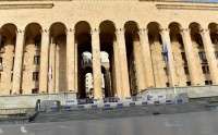 აგვისტოს ომში დაღუპულთა ხსოვნის პატივისცემად თბილისსა და ქუთაისში პარლამენტის შენობებზე დროშები დაეშვა
