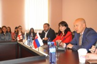 ბექა ნაცვლიშვილი და სლოვაკეთის ელჩის მოვალეობის შემსრულებელი სამცხე-ჯავახეთის სახელმწიფო უნივერსიტეტის სტუდენტებს შეხვდნენ
