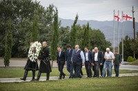 დედაქალაქის მერმა ომში დაღუპულ მებრძოლებს მუხათგვერდის ძმათა სასაფლაოზე პატივი მიაგო