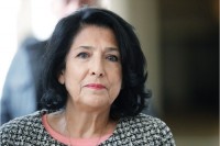 „spbvedomosti.ru“(რუსეთი): ქალი საქართველოს საჭესთან; ვინ არის სალომე ზურაბიშვილი?