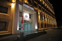 სოხუმის დაცემის დღესთან დაკავშირებით მთავრობის ადმინისტრაციის შენობაზე სახელმწიფო დროშა დაეშვა