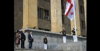 პარლამენტთან სახელმწიფო დროშის დაშვების ცერემონია გაიმართა