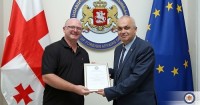 საგარეო საქმეთა მინისტრის მოადგილემ დიასპორული ანსამბლის ხელმძღვანელს „მადლობის სიგელი“ გადასცა