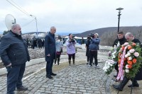 საპარლამენტო უმრავლესობის წევრებმა 1921 წლის 25 თებერვალს, საქართველოს დამოუკიდებლობისთვის ბრძოლაში გმირულად დაღუპულ იუნკერთა მემორიალი გვირგვინით შეამკეს