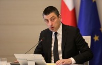 გიორგი გახარია: ქვეყანაში ყველა სავაჭრო ობიექტi, გარდა სასურსათო მაღაზიებისა, სააფთიაქო, ბენზინგასამართი და საფოსტო გზავნილების ქსელებისა, ასევე საბანკო განყოფილებებისა, უნდა დაიხუროს