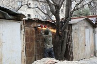 ისნის გამგეობა ავლაბარში ავტოფარეხების დემონტაჟს ახორციელებს