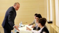 მოსწავლეებს მთავრობის ადმინისტრაციის შენობის დათვალიერების, წარჩინებულ მოსწავლეებს კი მთავრობის სხდომაზე დასწრების შესაძლებლობა ექნებათ