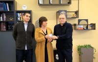 კობა გვენეტაძემ ზურაბ ჟვანიას ოჯახს ეროვნული ბანკის ახალი საკოლექციო მონეტა გადასცა კობა გვენეტაძემ ზურაბ ჟვანიას ოჯახს ეროვნული ბანკის ახალი საკოლექციო მონეტა გადასცა