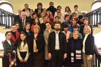 პარლამენტში მასწავლებელთა მსოფლიო ჯილდოს ფინალისტს, ვლადიმერ აფხაზავასა და ჩიბათის საჯარო სკოლის მოსწავლეებს უმასპინძლეს